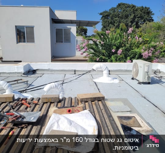 כלים וחומרים לאיטום גג על משטח עץ